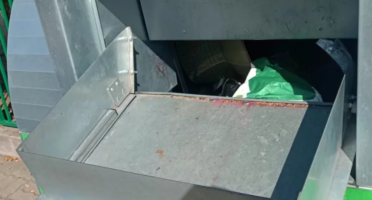 Tak sobie grzebał, aż zauważył funkcjonariuszy. Pogoń w Wawrze