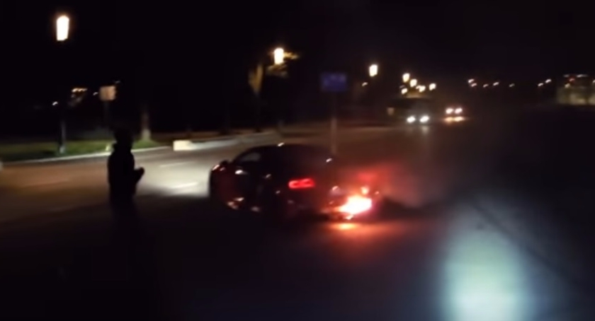 Pożar sportowego Audi R8 na błoniach stadionu narodowego [FILM]