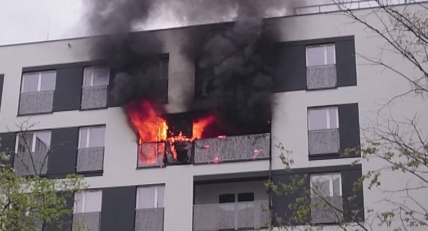 Jedna osoba w szpitalu po pożarze na Gocławiu