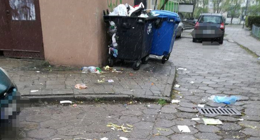 Wszechobecne śmieci na tyłach pawilonu przy Grochowskiej