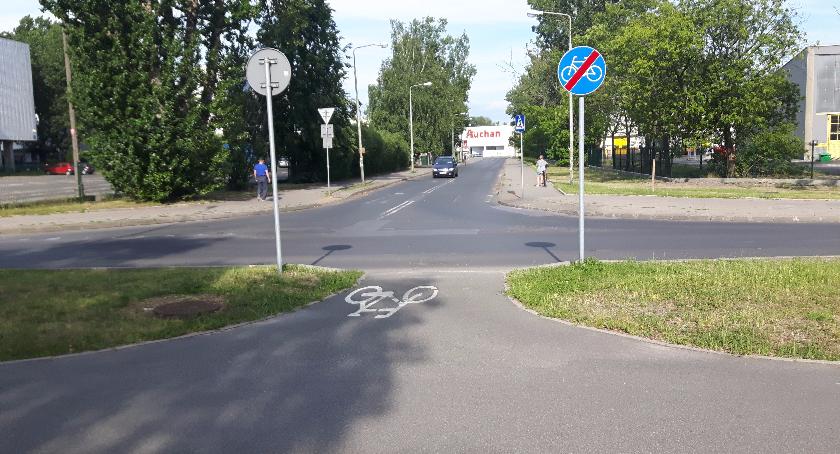 Czy ten wjazd na drogę rowerową przy ul Rodziewiczówny jest bezpieczny?