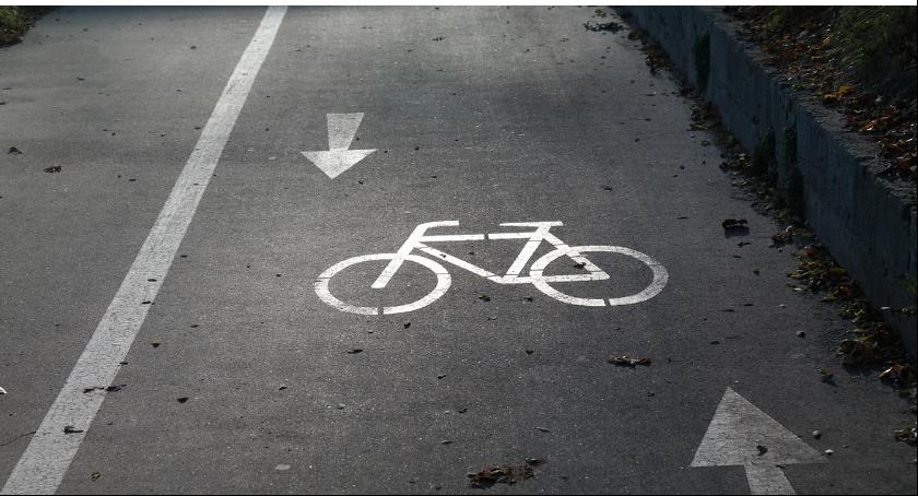 Rowerzysta potrącony przez samochód osobowy na pasie dla rowerów 