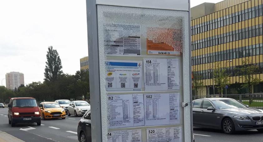 Kolejne zniszczone przystanki. Trudno to czymkolwiek wytłumaczyć...