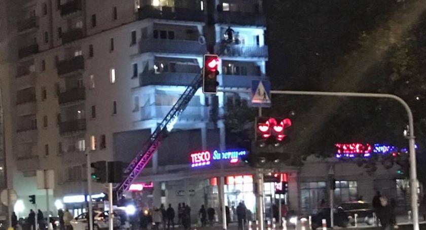 Rodzice uwięzieni na balkonie przez dziecko