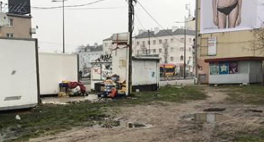 Sterty kartonów, śmieci butelek, a do tego wielka kałuża...