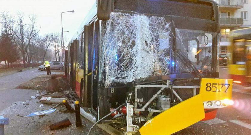 Poranna kolizja autobusu miejskiego ze...znakiem i słupkami na Saskiej [ZDJĘCIA]