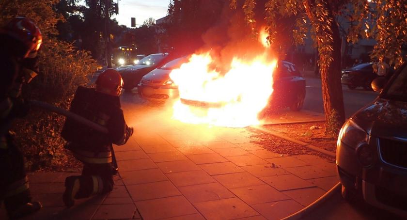 Pożar samochodu przy ul. Międzyborskiej. Straż publikuje zdjęcia