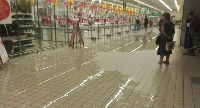 Mieszkaniec ostrzega zalało Auchan przy Jubilerskiej
