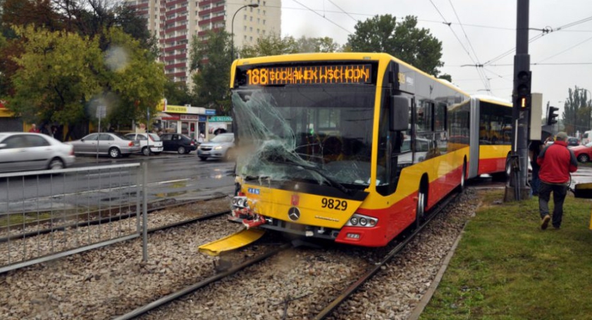 Wypadek na rondzie Wiatraczna. Zderzyły się trzy pojazdy, jest dużo rannych