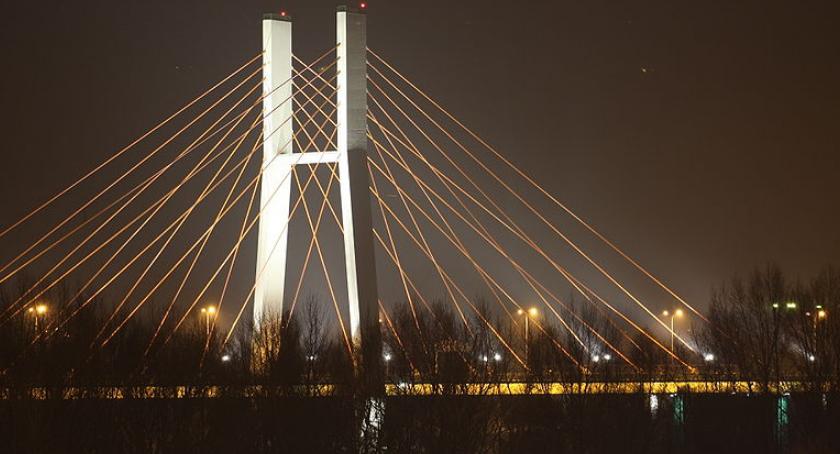 Spadające z mostu Siekierkowskiego płaty śniegu uszkodziły kilka samochodów