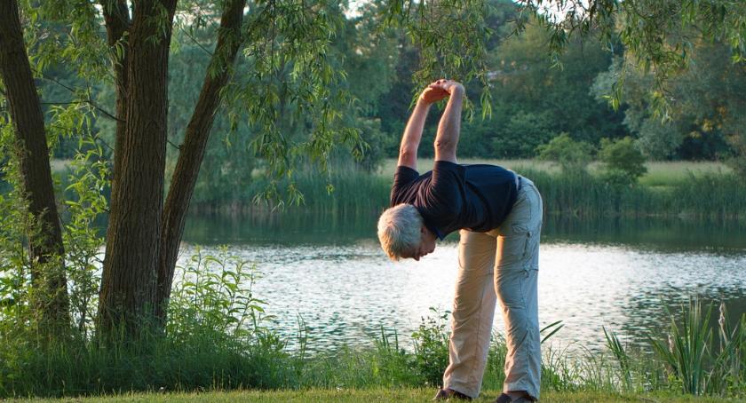 Bądź aktywny bez względu na wiek! Zajęcia sportowe dla seniorów w OSiR Praga – Południe 