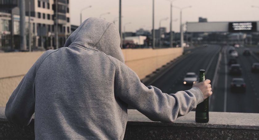 Najczęściej nielegalnie alkohol pijemy w Warszawie na... Pradze Południe