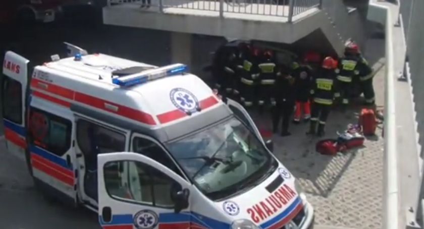 Tragedia na Wale Miedzeszyńskim- samochód wbity pod schodami