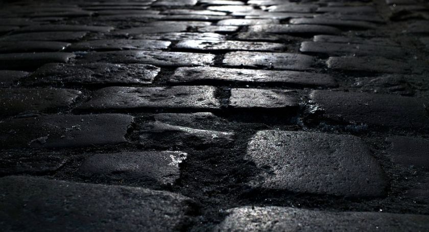 Remont Grochowskiej. Natrafili na kostkę brukową pod torami