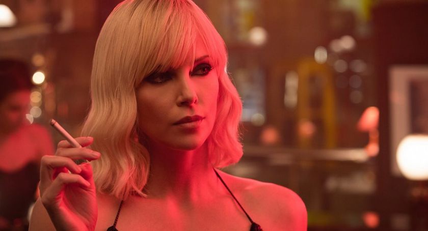 Projekcja filmu Atomic Blonde w plenerze