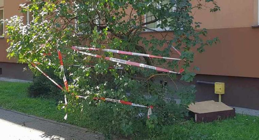 Wyrzucał meble przez okno. Okazało się, że jest poszukiwany 