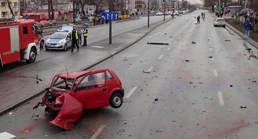 Wypadek na ul Grochowskiej. Części porozrzucane na kilkanaście metrów