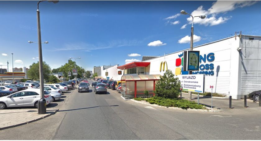 Mężczyzn zmarł w samochodzie przy centrum handlowym na Gocławku