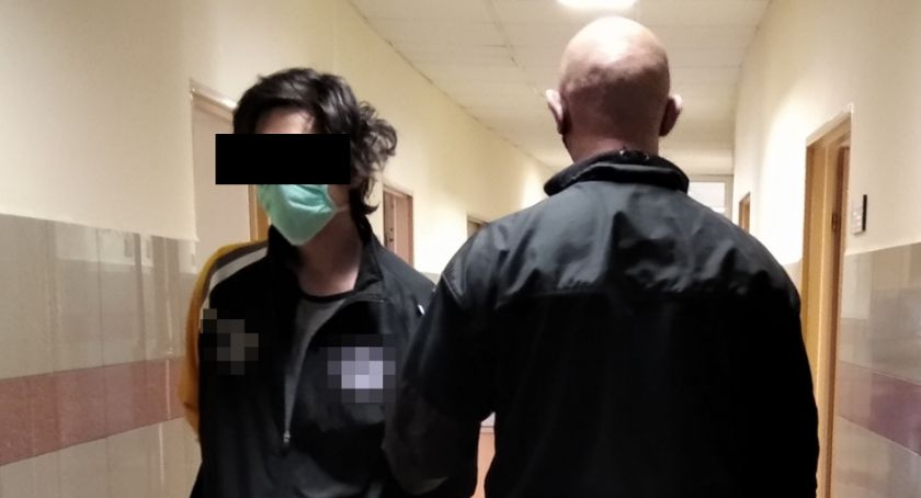 Spacerował ulicami Grochowa bez maseczki. Gdy złapała go policja skopał ich radiowóz