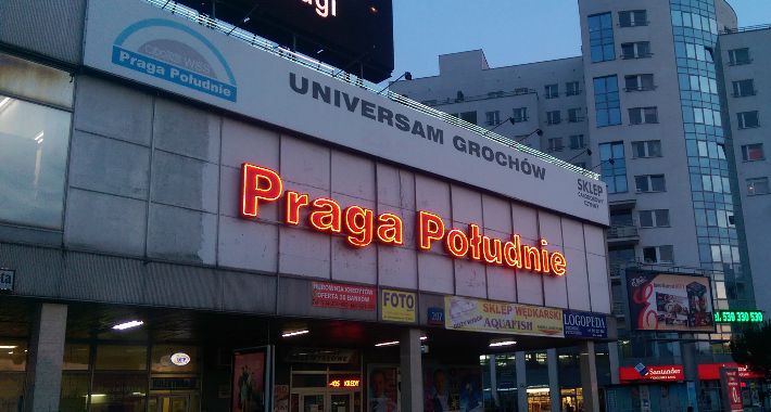 Neon z Universamu Grochów przeniosą na urząd dzielnicy?