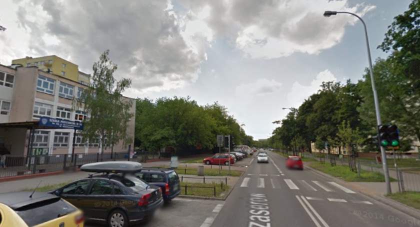 Kierowca citroena potrącił 9-letnią dziewczynkę przy szkole na Szaserów