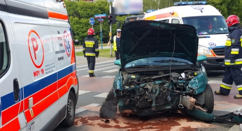 Groźny wypadek na skrzyżowaniu Bora Komorowskiego i Fieldorfa [ZDJĘCIA]