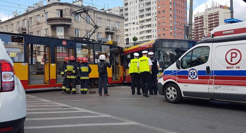 Groźne zderzenie autobusu i tramwaju na Rondzie Wiatraczna