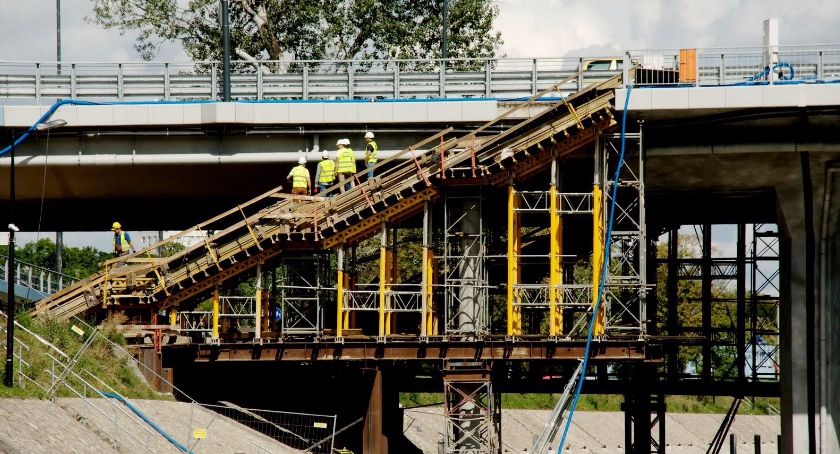 Trwa budowa schodów na most Łazienkowski