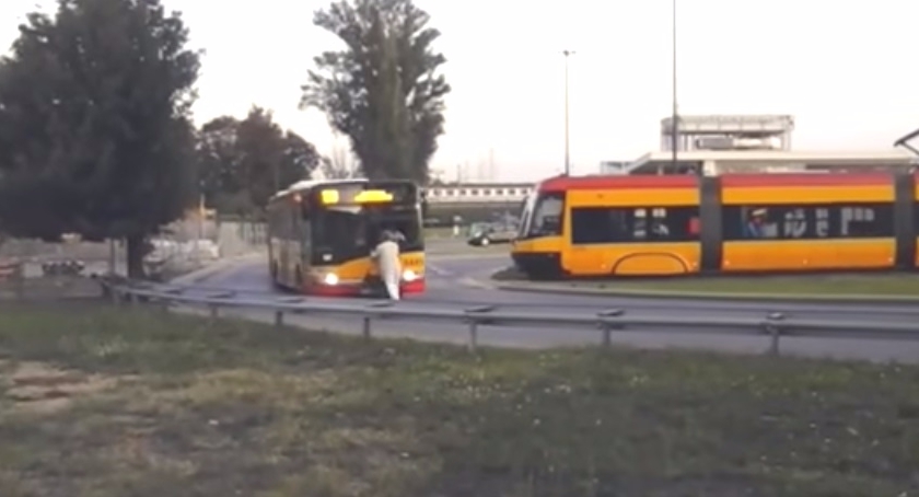 Niedoszły pasażer zagrodził drogę kierowcy autobusu linii 169, a ten ruszył [FILM]