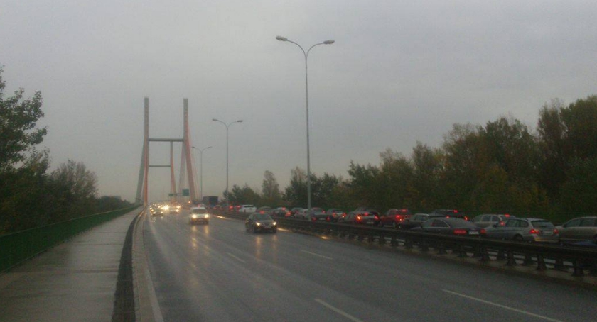 Kolizja na Moście Siekierkowskim. Uwaga na utrudnienia komunikacyjne
