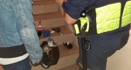 Obcy na klatce schodowej przy Międzynarodowej, a przy nich amfetamina