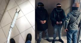 Okradali na bazarze Szembeka przy użyciu chwytaka sprężynowego