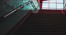 Dwóch mężczyzn spało na tej samej klatce schodowej. Jeden uprzejmy, drugi agresywny