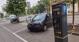 Strefa parkowania na Saskiej Kępie? Zdaniem Trzaskowskiego „SPPN jest potrzebna”. Radni przeciwni