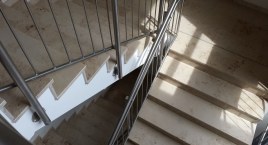 Dramat młodej mamy i jej 2,5-letniej córeczki. Musiały koczować na klatce 