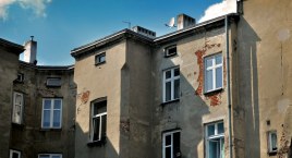 Mieszkańcy załamani, urzędnicy bezradni. Kamienica znowu celem złodziei