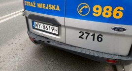 Nagle strażnicy poczuli mocne uderzenie. Ktoś w nich uderzył