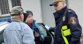 Zaczęła płakać i wołać o pomoc. Strażnicy zaopiekowali się seniorką