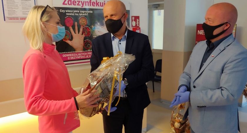 Międzynarodowy Dzień Pielęgniarek. Delegacja ze starostwa z życzeniami w szpitalu