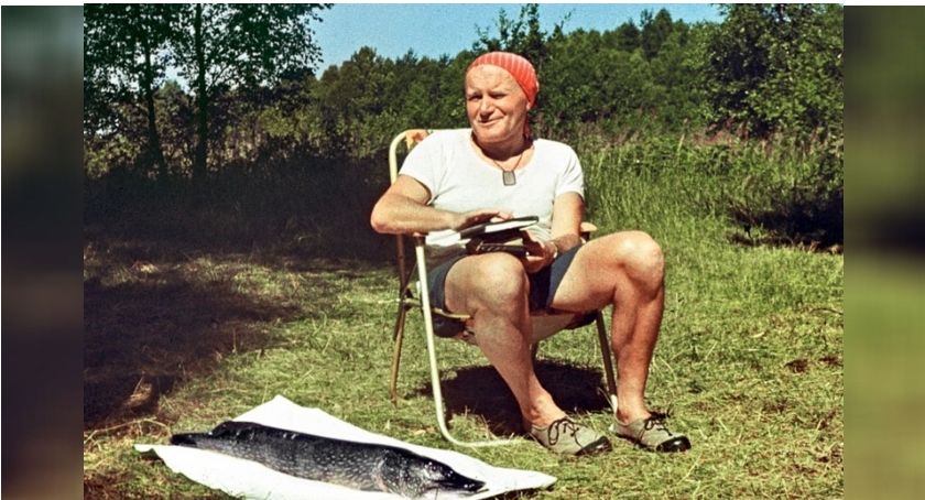 Karol Wojtyła wypoczywający nad Wierzchowem. Unikalne zdjęcie papieża