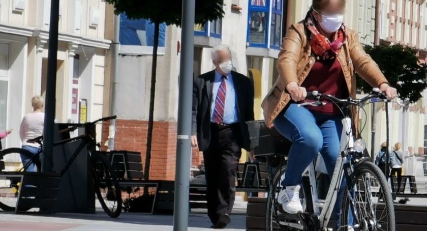 W maseczce czy bez? Ściągnąć już można, ale...