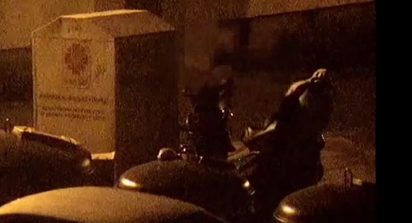 Chciał przenocować pod pokrowcem na motocykl