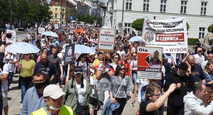 Mieszkańcy Szczecinka na proteście przeciwko szczepieniom i globalnej kontroli 