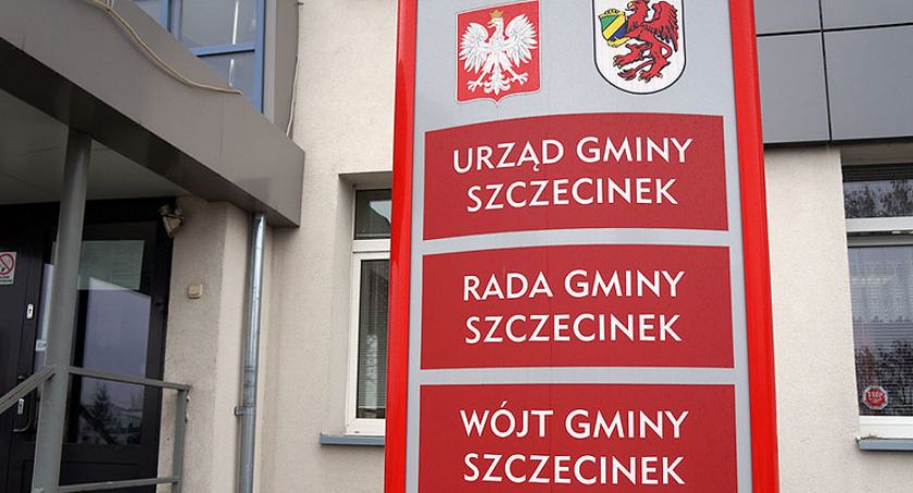 Urzędnicy z gminy robią przysiady i pompki. Jak im wyszło?