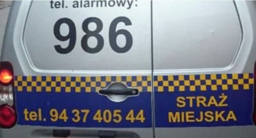 Przewrócił mężczyznę na chodnik, kopał i groził. Interweniowali strażnicy