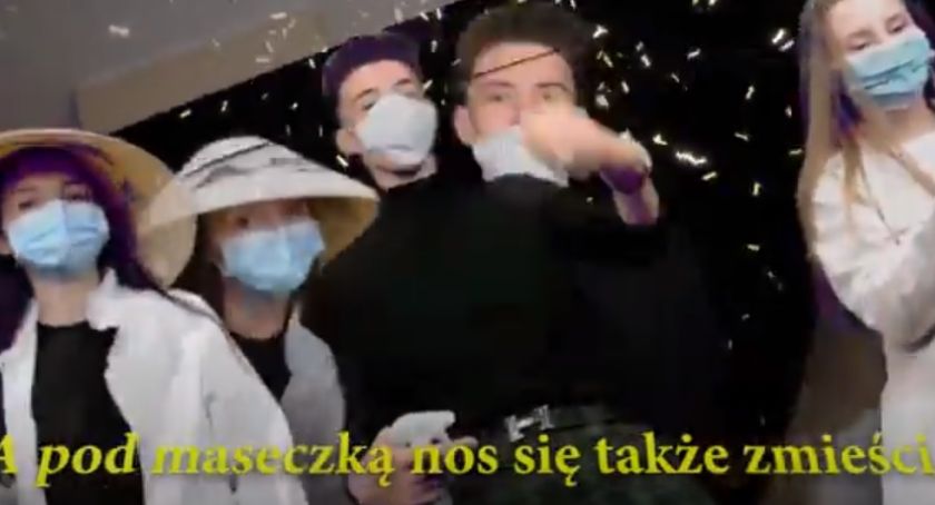 Młodzież ze „Społecznej” nagrywa teledysk i życzy wszystkim zdrowych wakacji (aktualizacja)