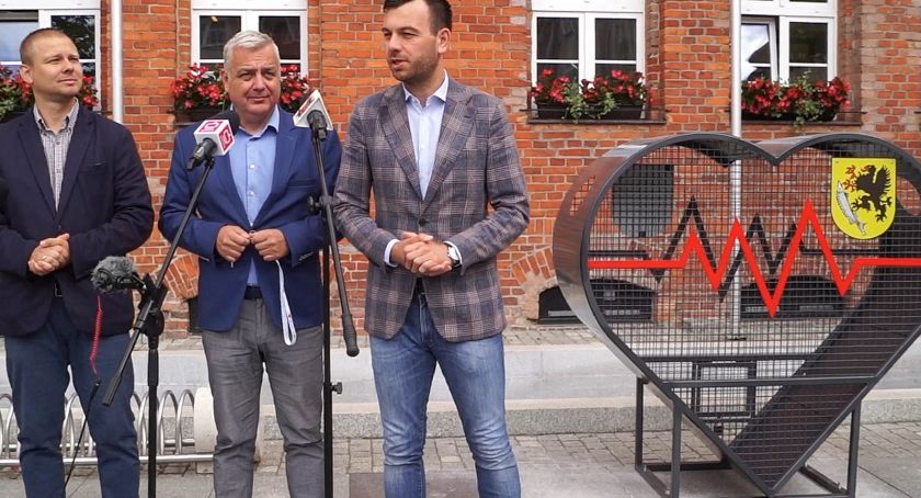 Kolejne „nakrętkowe” serce w Szczecinku! Pojemnik stanął przed ratuszem 