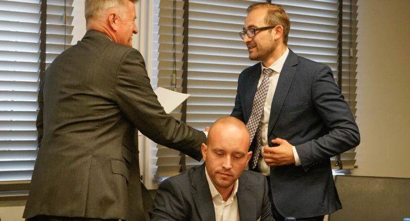 Pieniądze na infrastrukturę i granty sołeckie przyznane. Nowa kapsuła na basenie