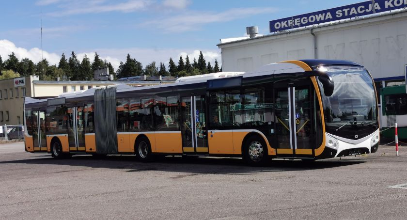 Autobus przegubowy w Szczecinku. Jest czeski i żółty