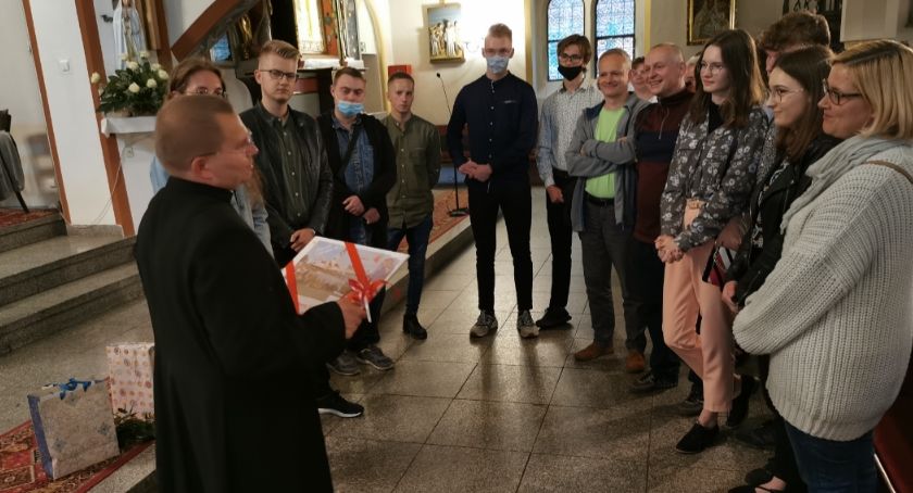 Ks. Dawid żegnany przez młodzież. „Dziękuję każdej osobie z osobna”